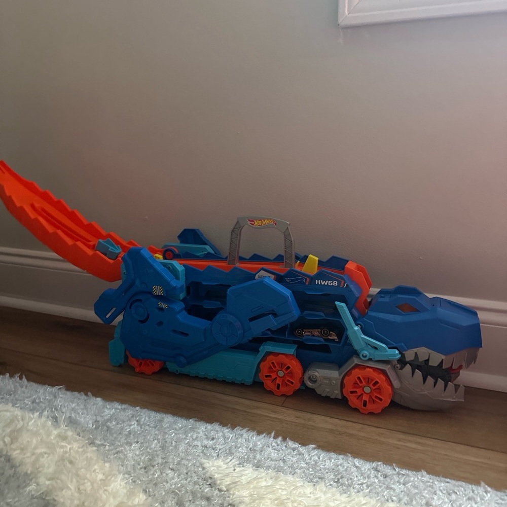Hot Wheels City Transforming T-Rex Ultimate Hauler